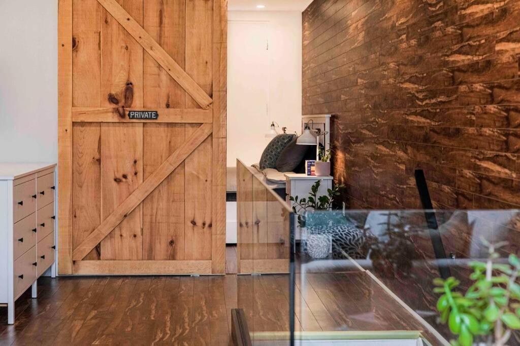 Amazing Fully Renovated Apartment On Queen St. Торонто Екстериор снимка