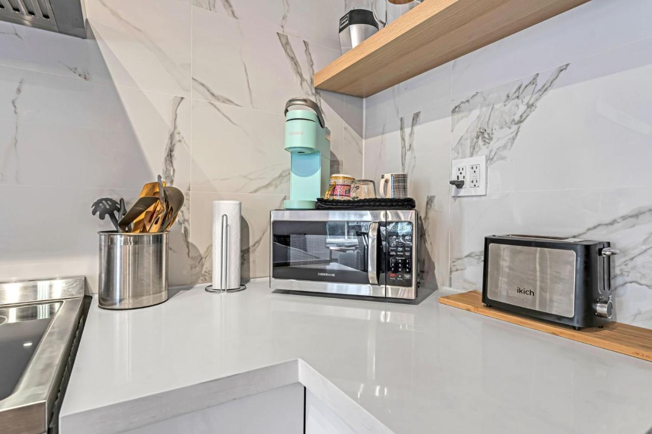 Amazing Fully Renovated Apartment On Queen St. Торонто Екстериор снимка