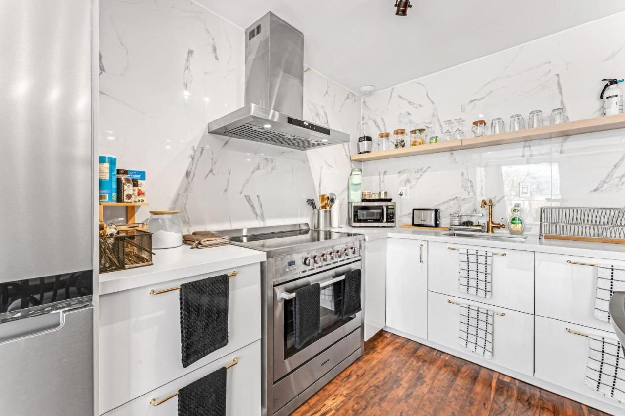 Amazing Fully Renovated Apartment On Queen St. Торонто Екстериор снимка