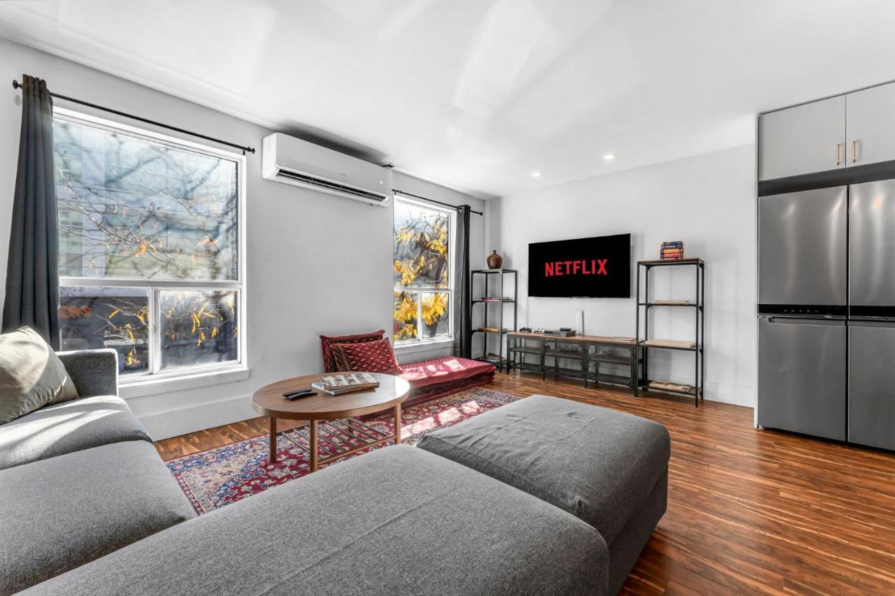 Amazing Fully Renovated Apartment On Queen St. Торонто Екстериор снимка