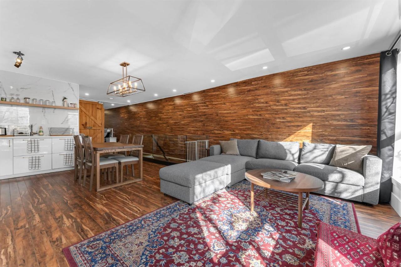 Amazing Fully Renovated Apartment On Queen St. Торонто Екстериор снимка