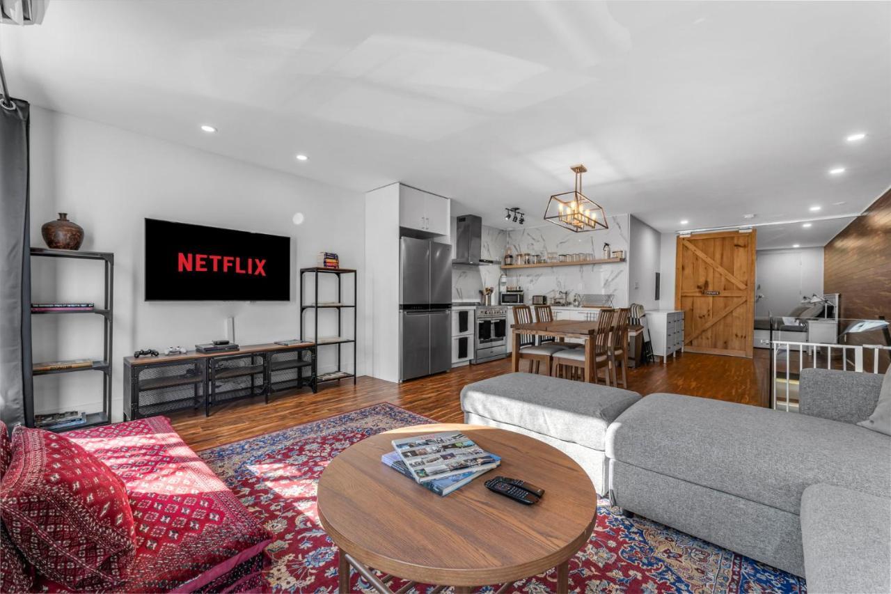 Amazing Fully Renovated Apartment On Queen St. Торонто Екстериор снимка