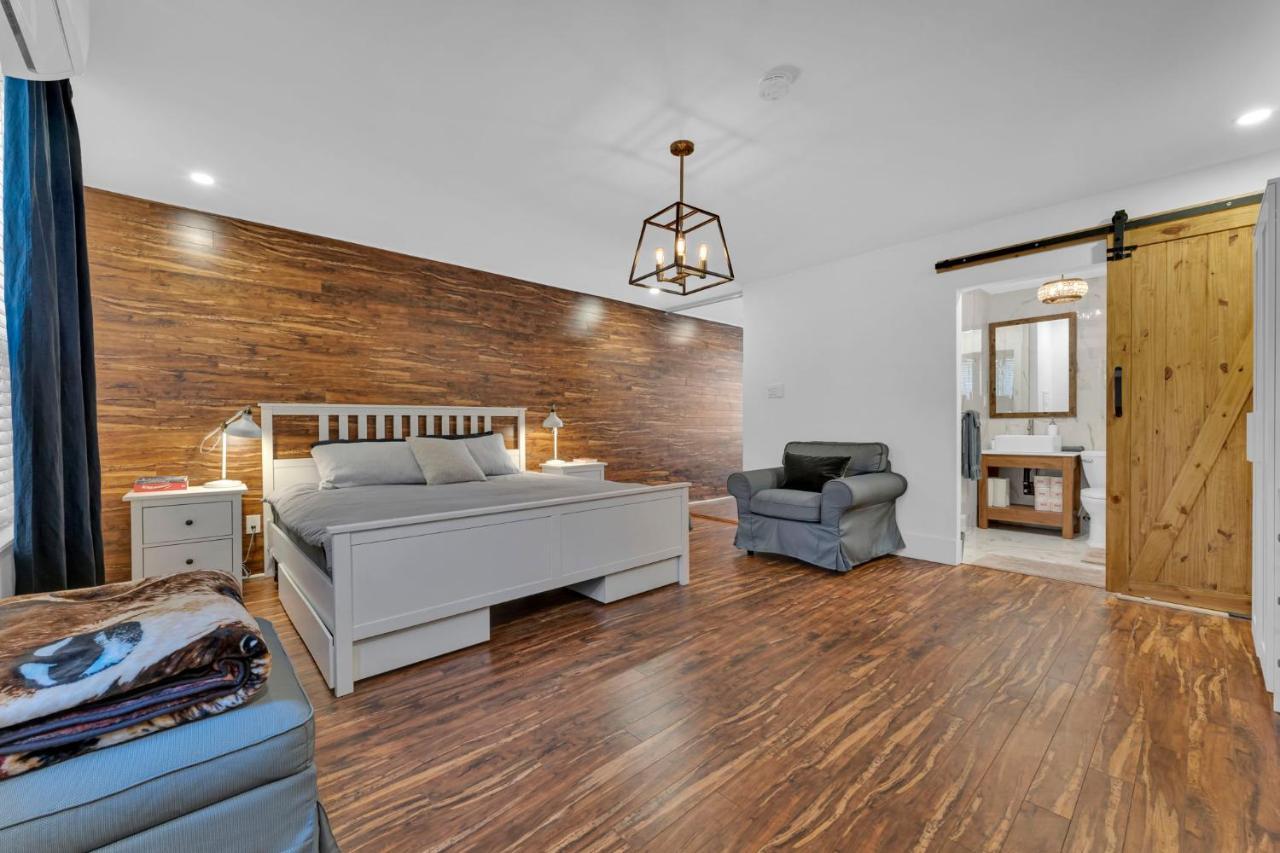 Amazing Fully Renovated Apartment On Queen St. Торонто Екстериор снимка