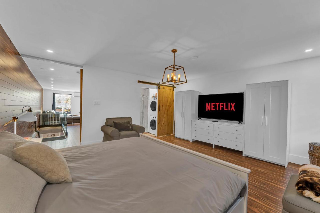 Amazing Fully Renovated Apartment On Queen St. Торонто Екстериор снимка