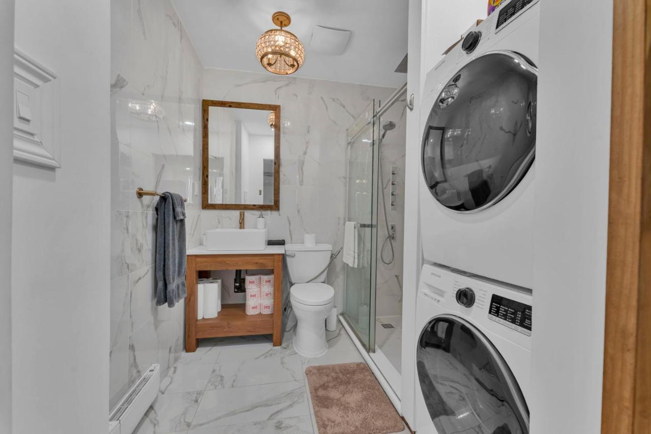 Amazing Fully Renovated Apartment On Queen St. Торонто Екстериор снимка