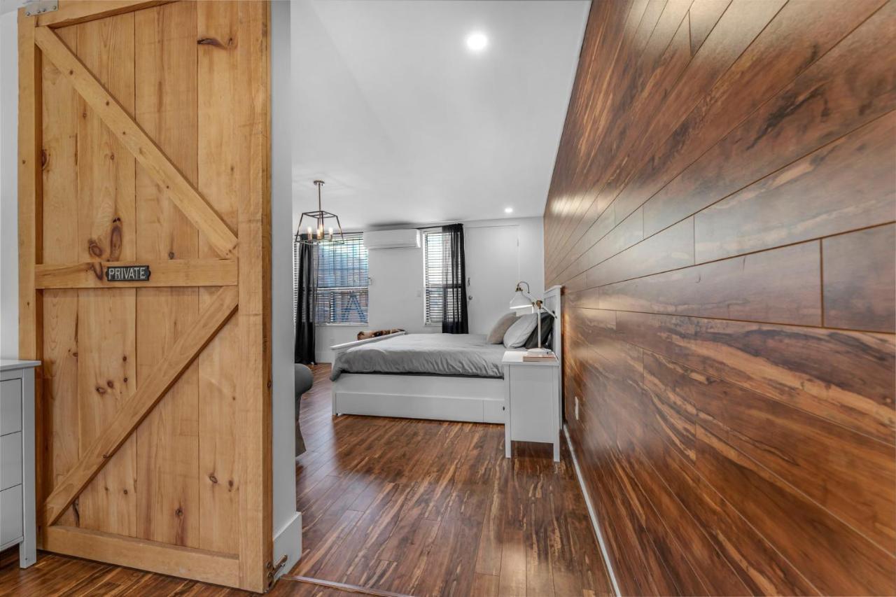 Amazing Fully Renovated Apartment On Queen St. Торонто Екстериор снимка