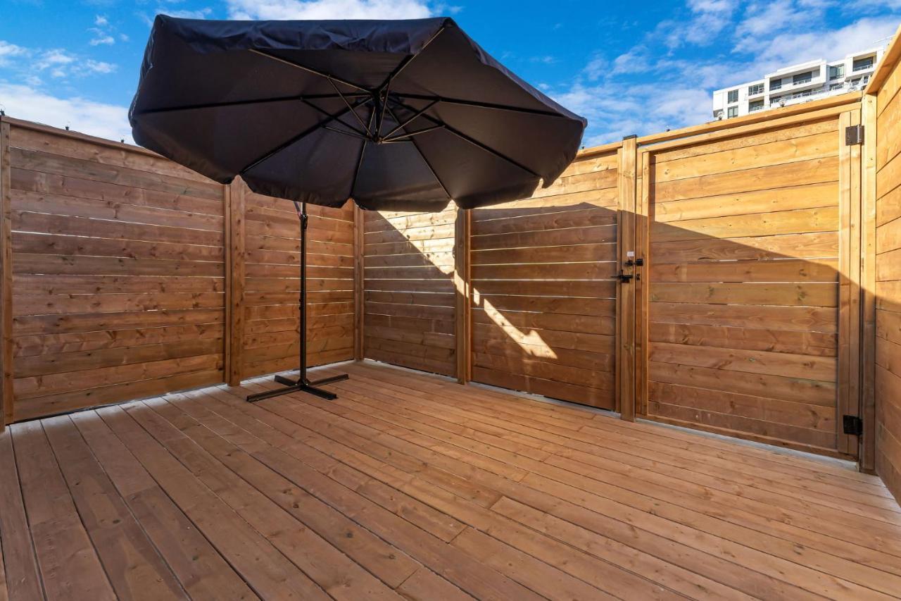 Amazing Fully Renovated Apartment On Queen St. Торонто Екстериор снимка